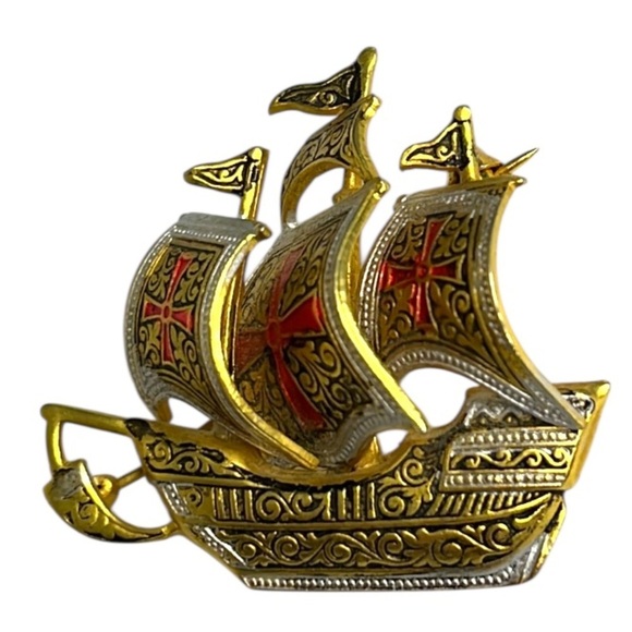 Men's Brooch Pin Gold Tone Boat Red Knights Templar Cross 3D Spanish Discovery - Picture 1 of 9
